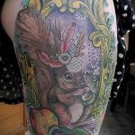 Érvényes példa egy meglévő mókus tetoválásra - a rajz alkalmas a lábán lévő mókus tetoválásra