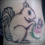 Eredeti példa egy kész mókus tetoválásra - a rajz alkalmas a lábán lévő mókus tetoválására