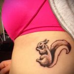 A mókus elkészült tetoválásának érvényes változata - a rajz alkalmas a mókus tetoválására a kerékben