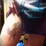 A kész mókus tetoválás hűvös változata - a rajz alkalmas a tetováló mókus taxiban való fotózására