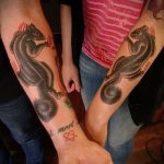 A mókus meglévő tetoválásának hűvös változata - a rajz alkalmas egy mókus és egy nyíl tetoválásának fényképére