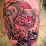 Jó példa egy meglévő mókus tetoválásra - a rajz alkalmas a lábán lévő mókus tetoválására