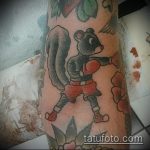 Egy eredeti példa a tetovált mókusra - a rajz alkalmas a kerékben lévő mókus tetoválására