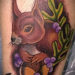 Érdekes példa egy meglévő mókus tetoválásra - a rajz alkalmas egy mókus és egy nyíl tetoválás fényképéhez