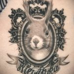 A mókus meglévő tetoválásának eredeti változata - a rajz alkalmas egy mókus tetoválására a kerékben