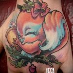 Egy remek példa a tetovált mókusra - a rajz alkalmas egy fényképre, amelyen egy tetovált mókus lovagol taxiban