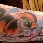 Érdekes példa a kész mókus tetoválásra - a rajz alkalmas akvarell mókus tetoválásra