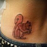 Egy meglévő mókus tetoválás egyedi változata - a minta alkalmas a lábán lévő mókus tetováláshoz