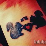 A kész mókus tetoválás érdekes változata - a rajz alkalmas egy mókus és egy nyíl tetoválásának fényképére