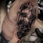 Az istenek tetoválása # 542 a minta érdekes változata, amely sikeresen használható a háború isteneinek tetoválásaként való átalakítására és alkalmazására