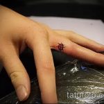 fotó a 248 -as katicabogár tetoválásról - a minta méltó változata, amely sikeresen használható változtatásra és alkalmazásra katicabogár -tetoválásként fekete -fehérben