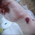 fotó a katicabogár tetoválásról # 826 - a minta egyedi változata, amely sikeresen használható a gyönyörű katicabogár átalakítására és tetoválásra