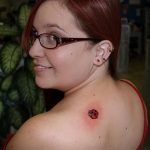 fotó a katicabogár tetoválásról # 513 - a minta hűvös változata, amely sikeresen használható feldolgozásra és tetoválásként való katicabogárfotóként történő alkalmazásra a lábán