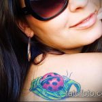 fotó a katicabogár tetoválásról, 973. szám - a minta hűvös változata, amely jól használható felülvizsgálatra és alkalmazásra katicabogár tetoválásként lóherával