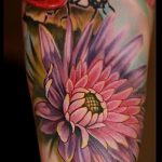 fotó a 206 -os katicabogár tetoválásról - a minta méltó változata, amely jól használható a katicabogár tetoválásához a fűben