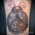 fotó a katicabogár tetoválásról # 883 - a minta érdekes változata, amely sikeresen felhasználható katicabogár tetoválásként a realizmusban