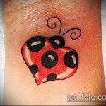 fotó a katicabogár tetoválásról, 759. sz. - a minta méltó változata, amely sikeresen felhasználható katicabogár tetoválásként a lóherén