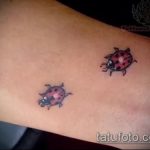 fotó a katicabogár tetoválásról # 748 - a minta méltó változata, amely sikeresen használható a katicabogár tetoválásához a fűben