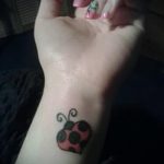 fotó a katicabogár tetoválásról a 366 -os számról - a minta hűvös változata, amely könnyen használható módosítására és alkalmazására katicabogár és lóhere tetoválásaként