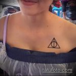 fénykép a halálos ereklyék tetoválásáról, 7. szám - a minta érdekes változata, amely sikeresen használható a halálos ereklyék nyakának megváltoztatására és tetoválására