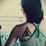 fénykép a halálos ereklyék tetoválásáról, 292. szám - a minta érdekes változata, amely könnyen használható a halálos ereklyék karon történő feldolgozására és felhelyezésére tetoválásként