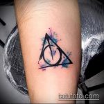 fotó a halálos ereklyék tetoválásról # 580 - a rajz hűvös változata, amely sikeresen használható a halálos ereklyék karon történő finomítására és felhelyezésére tetoválásként