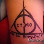 fénykép a halálos ereklyék tetoválásáról, 558. szám - a rajz hűvös változata, amely sikeresen használható revízióhoz és halálos ereklyék felhelyezéséhez a hátán tetoválásként