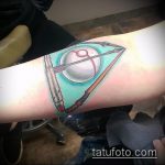 fénykép a halálos ereklyék tetoválásáról, 103. szám - a minta érdekes változata, amely jól használható a halálos ereklyék átalakítására és felhelyezésére a hátán tetoválásként