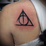 fénykép a halálos ereklyék tetoválásáról 581. sz. - a minta méltó változata, amely sikeresen használható a halálos ereklyék megváltoztatására és a nyakon való tetoválásra