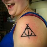 fotó a halálos ereklyék tetoválásról # 406 - a minta exkluzív változata, amely sikeresen használható revízióra és halálos ereklyék felhelyezésére a hátán tetoválásként