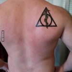 fotó a halálos ereklyék tetoválásáról 721. sz. - a minta egyedi változata, amely sikeresen használható a halálos ereklyék átalakítására és felhelyezésére a hátán tetoválásként