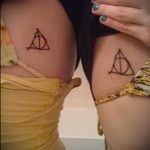 fotó a halálos ereklyék tetoválásáról, 70. szám - a minta exkluzív változata, amely sikeresen használható a halálos ereklyék nyakának átalakítására és alkalmazására tetoválásként