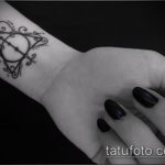 fénykép a halálos ereklyék tetoválásáról, 582. sz. - a minta hűvös változata, amely sikeresen használható a halálos ereklyék megváltoztatására és a karra tetoválásként történő felhelyezésére