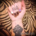 fotó a halálos ereklyék tetoválásáról # 422 - a minta exkluzív változata, amely könnyen használható halálos ereklyék feldolgozására és felhelyezésére a fül mögött tetoválásként