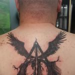 fénykép a halálos ereklyék tetoválásról, 549. szám - a minta érdekes változata, amely jól használható a halálos ereklyék nyakának megváltoztatására és tetoválására