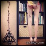 fénykép a halálos ereklyék tetoválásáról, 903. szám - a minta hűvös változata, amely jól használható halálos ereklyék feldolgozására és felhelyezésére az alkarra tetoválásként