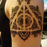 fénykép a halálos ereklyék tetoválásáról № 998 - a minta exkluzív változata, amely könnyen használható a combon lévő halálos ereklyék megváltoztatására és tetoválásként történő felhelyezésére