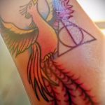 fotó a Halál ereklyéi tetoválásról, 292. szám - a rajz méltó változata, amely sikeresen használható a Halál ereklyéinek karon történő feldolgozására és felhelyezésére tetoválásként