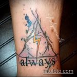 fotó a halálos ereklyék tetoválásáról, 972. sz. - a minta exkluzív változata, amely sikeresen használható a fül mögötti halálos ereklyék megváltoztatására és tetoválására