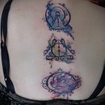 fénykép a halálos ereklyék tetoválásáról, 557. szám - a minta érdekes változata, amely sikeresen használható a halálos ereklyék feldolgozására és felhelyezésére a combon tetoválásként