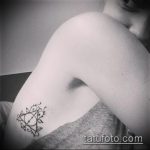 fénykép a halálos ereklyék tetoválásáról № 994 - a minta hűvös változata, amely sikeresen használható a halálos ereklyék átalakítására és felhelyezésére az alkarra tetoválásként