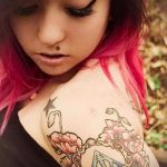 fénykép a halálos ereklyék tetoválásáról, 495. sz. - a rajz hűvös változata, amely könnyen használható a combon lévő halálos ereklyék felülvizsgálatához és tetoválásként történő alkalmazásához