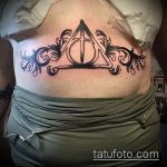 fénykép a halálos ereklyék tetoválásáról, 973. sz. - a minta hűvös változata, amely sikeresen használható a halálos ereklyék feldolgozására és a fül mögötti tetoválásra