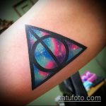 fénykép a halálos ereklyék tetoválásáról 382. sz. - a minta egyedi változata, amely jól használható a halálos ereklyék feldolgozására és felhelyezésére az alkarra tetoválásként