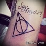 fénykép a 305 -ös halálos ereklyékről - a rajz hűvös változata, amely jól használható revízióhoz és tetoválásként a combon lévő halálos ereklyék felhelyezéséhez