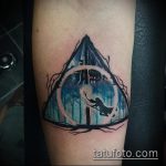 fénykép a halálos ereklyék tetoválásáról 284. sz. - a rajz hűvös változata, amely sikeresen használható a fül mögötti halálos ereklyék finomítására és alkalmazására tetoválásként