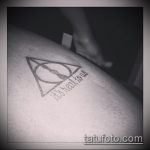 fénykép a halálos ereklyék tetoválásáról, 513. szám - a minta érdekes változata, amely jól használható a halálos ereklyék átalakítására és felhelyezésére a combon tetoválásként