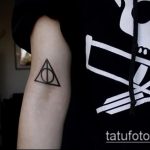 fénykép a halálos ereklyék tetoválásáról, 466. szám - a minta érdekes változata, amely sikeresen használható a halálos ereklyék finomítására és felhelyezésére a nyakra tetoválásként