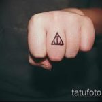 fotó a halálos ereklyék tetoválásáról, 209. szám - a minta méltó változata, amely jól használható a combon lévő halálos ereklyék megváltoztatására és tetoválásként