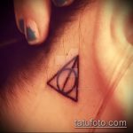 fénykép a halálos ereklyék tetoválásról № 599 - a minta méltó változata, amely könnyen használható a halálos ereklyék nyakának megváltoztatására és tetoválására